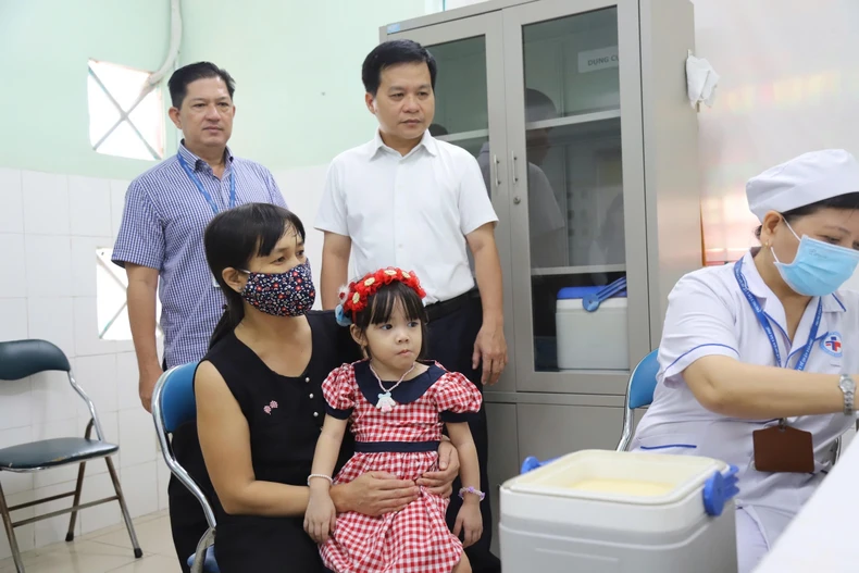 Chiến dịch tiêm vaccine sởi diễn ra đồng loạt tại hơn 310 điểm tiêm ở Thành phố Hồ Chí Minh ảnh 5