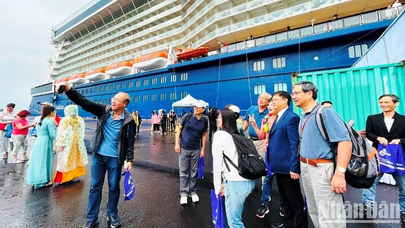 Thừa Thiên Huế đón tàu biển chở 2.700 khách du lịch cập cảng Chân Mây ảnh 3