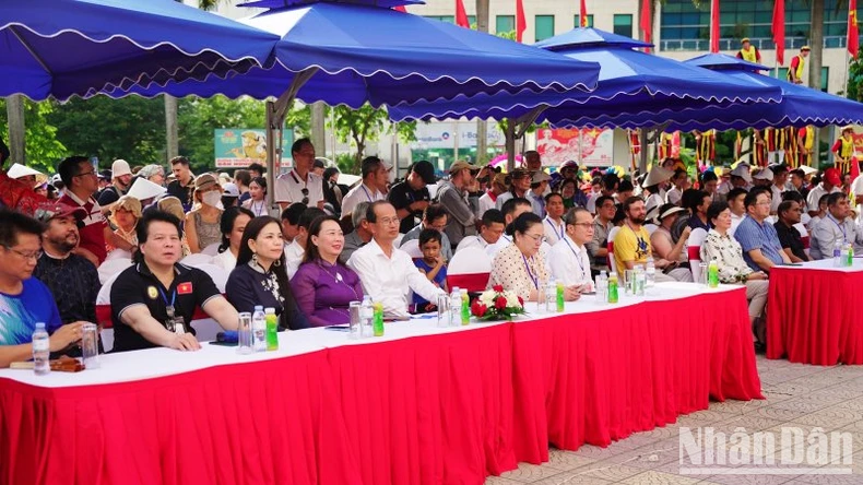 Sôi động và rực rỡ sắc màu văn hóa lễ hội đường phố tại Festival Huế 2024 ảnh 2