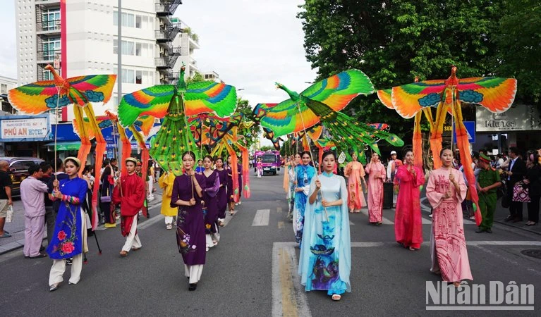 Sôi động và rực rỡ sắc màu văn hóa lễ hội đường phố tại Festival Huế 2024 ảnh 8