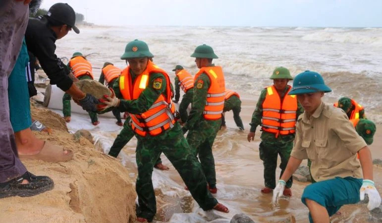 Thừa Thiên Huế huy động lực lượng khắc phục sạt lở bờ biển ảnh 5