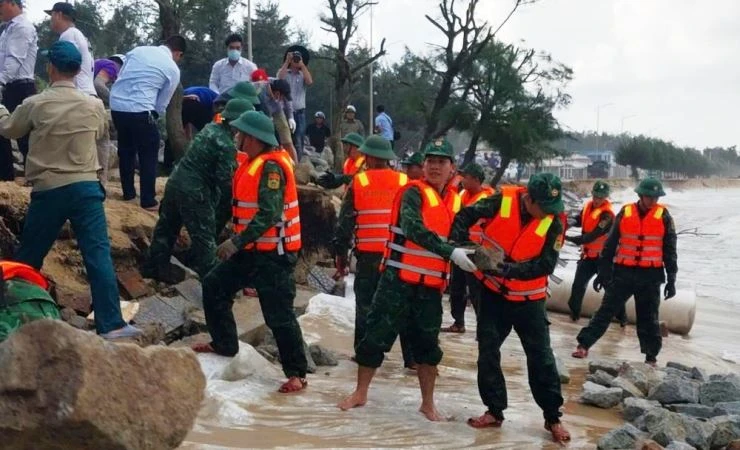 Thừa Thiên Huế huy động lực lượng khắc phục sạt lở bờ biển ảnh 2