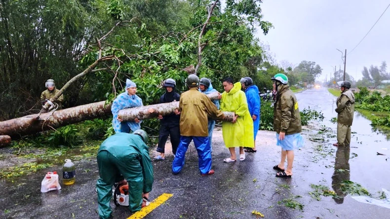 Lực lượng vũ trang Thừa Thiên Huế khẩn trương khắc phục hậu quả bão số 6 ảnh 9