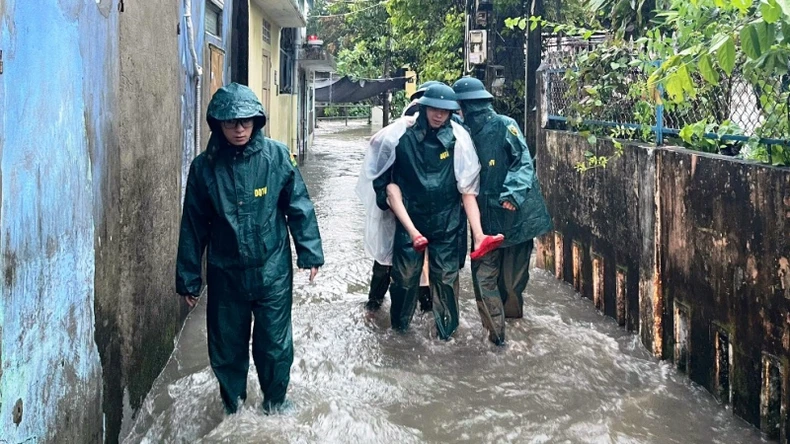 Lực lượng vũ trang Thừa Thiên Huế khẩn trương khắc phục hậu quả bão số 6 ảnh 4