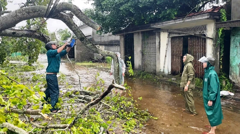 Lực lượng vũ trang Thừa Thiên Huế khẩn trương khắc phục hậu quả bão số 6 ảnh 10