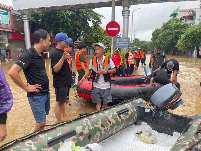 Chung tay, đồng lòng hướng về vùng bão lũ ảnh 1