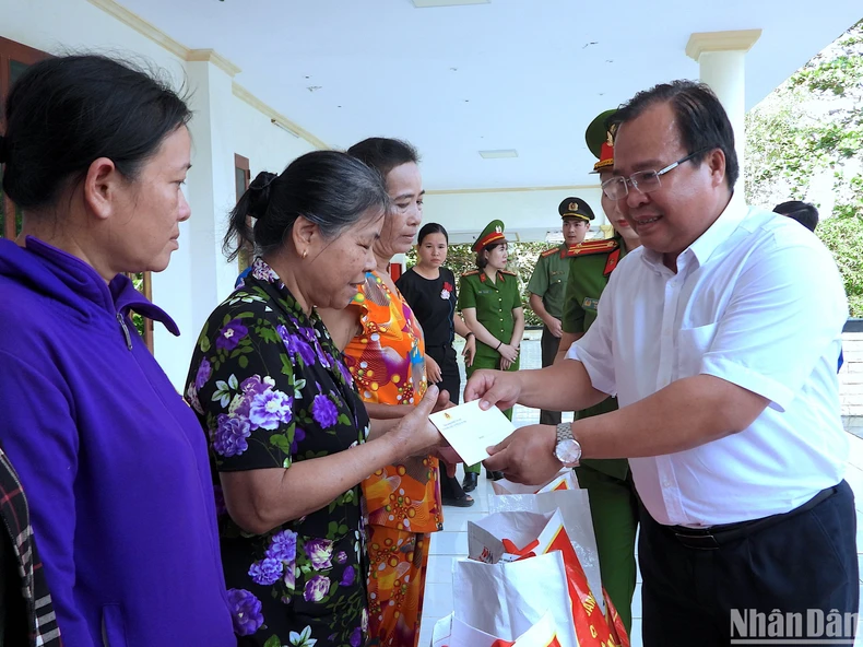 View - Cà Mau tiếp nhận thêm hàng trăm phần quà Tết và Nhà đại đoàn kết cho dân nghèo