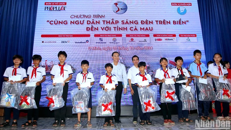 Nhiều hoạt động cùng ngư dân Cà Mau vươn khơi, bám biển ảnh 2