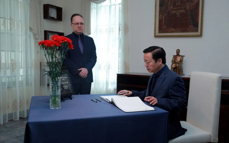 Phó Thủ tướng Trần Hồng Hà ghi sổ tang chia buồn tại Đại sứ quán Nga ảnh 1