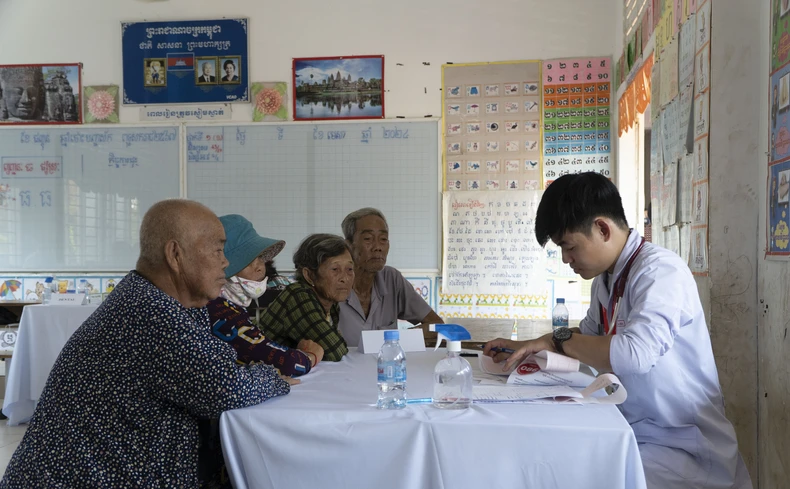 Khám bệnh, tặng quà cho người nghèo trước Tết Choul Chnam Thmey tại tỉnh Kampong Chhnang ảnh 5
