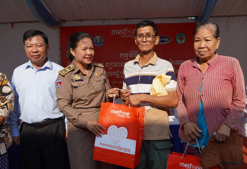 Khám bệnh, tặng quà cho người nghèo trước Tết Choul Chnam Thmey tại tỉnh Kampong Chhnang ảnh 1