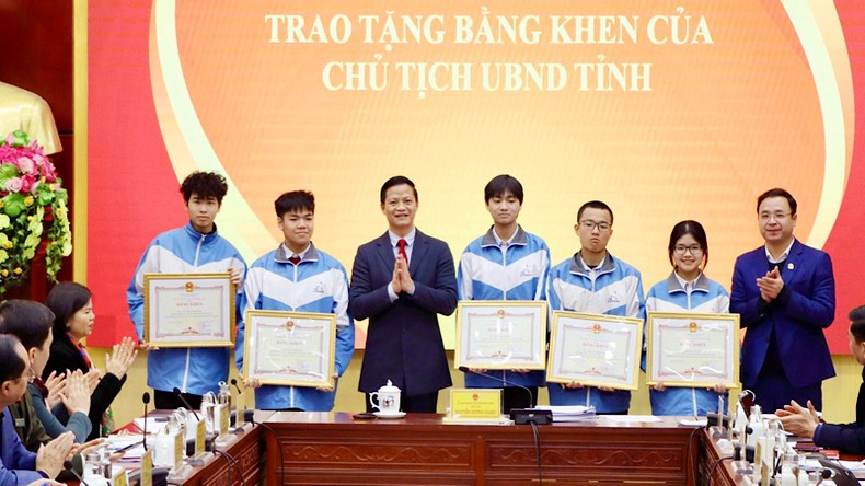 Bắc Ninh: Khen thưởng 11 học sinh đoạt giải Nhất kỳ thi chọn học sinh giỏi quốc gia ảnh 1
