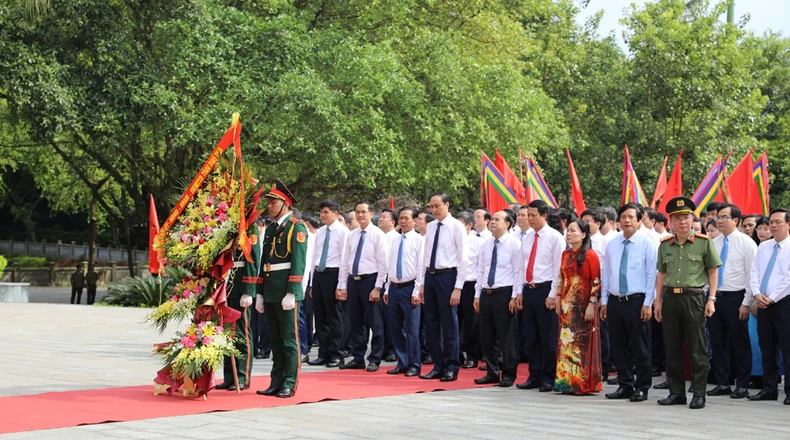 Phú Thọ dâng hoa kỷ niệm 70 năm ngày Bác Hồ về thăm Đền Hùng ảnh 2