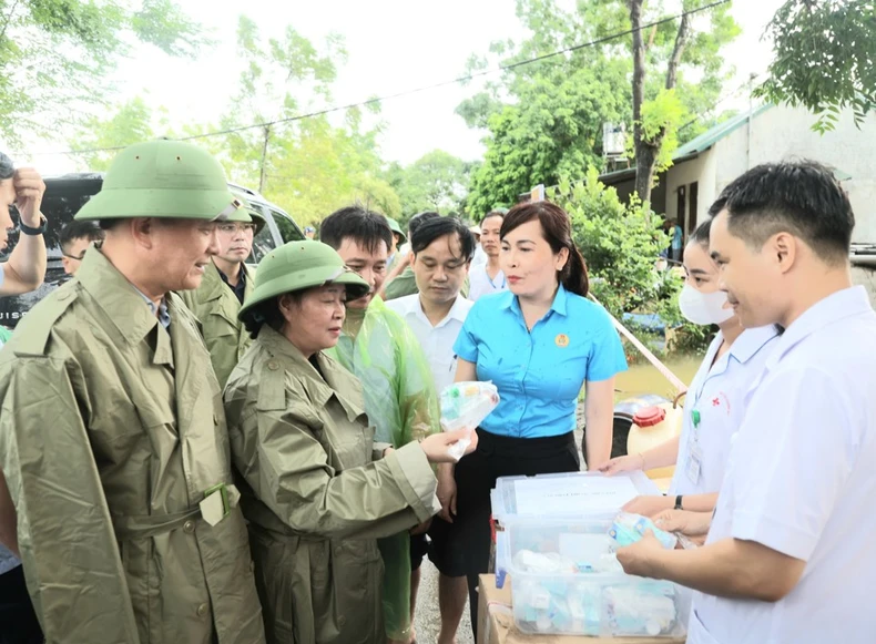 Bí thư Thành ủy Hà Nội yêu cầu bảo đảm đời sống người dân vùng ngập lụt ảnh 2