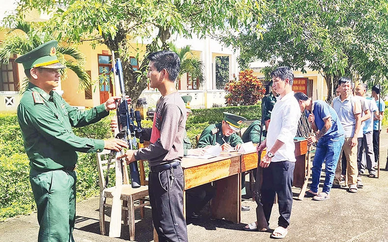 Người dân biên giới Kon Tum tự nguyện giao nộp vũ khí trái phép ảnh 1