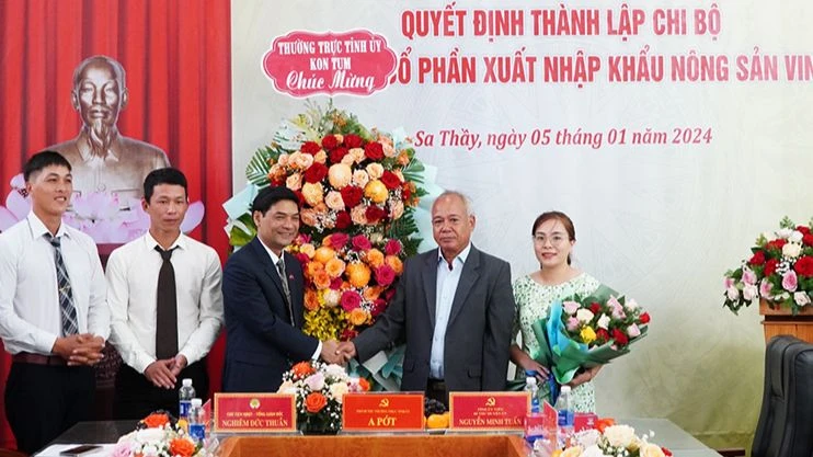 Kon Tum: Thành lập chi bộ Công ty cổ phần xuất nhập khẩu nông sản Vina ảnh 2