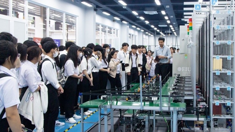 Gần 6.000 học sinh tham gia Ngày hội khám phá - EIU Open Day 2024 ảnh 1