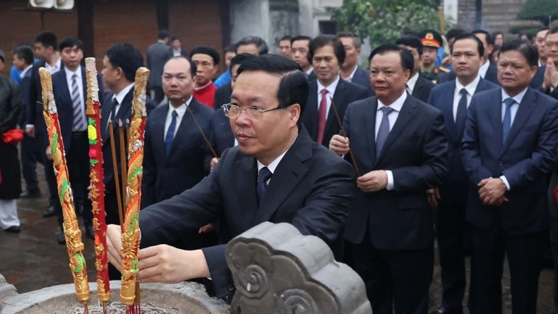 View - Chủ tịch nước dâng hương tưởng niệm Đức vua An Dương Vương