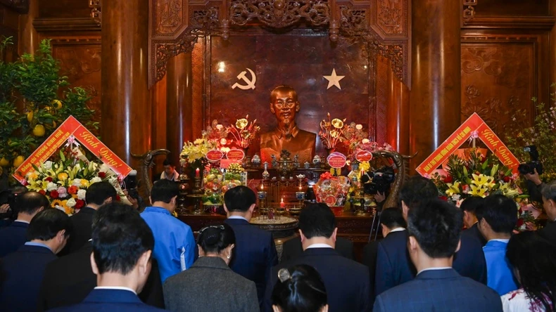 View - [Ảnh] Chủ tịch Quốc hội Vương Đình Huệ dâng hương tại Khu Di tích đặc biệt Kim Liên