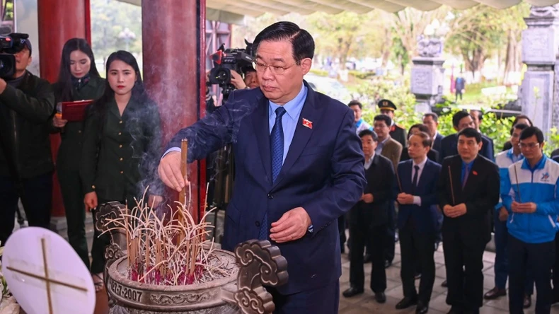 [Ảnh] Chủ tịch Quốc hội Vương Đình Huệ dâng hương tại Khu Di tích đặc biệt Kim Liên ảnh 6