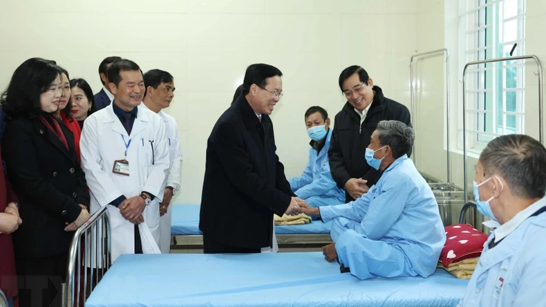 Chủ tịch nước Võ Văn Thưởng thăm, chúc mừng cán bộ, y bác sĩ, nhân viên y tế tại huyện Thanh Liêm, Hà Nam ảnh 1