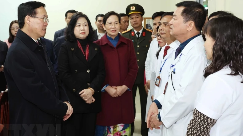 Chủ tịch nước Võ Văn Thưởng thăm, chúc mừng cán bộ, y bác sĩ, nhân viên y tế tại huyện Thanh Liêm, Hà Nam ảnh 3