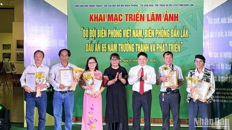 Triển lãm “Bộ đội Biên phòng Việt Nam - 65 năm xây dựng, chiến đấu và trưởng thành” tại Đắk Lắk ảnh 3