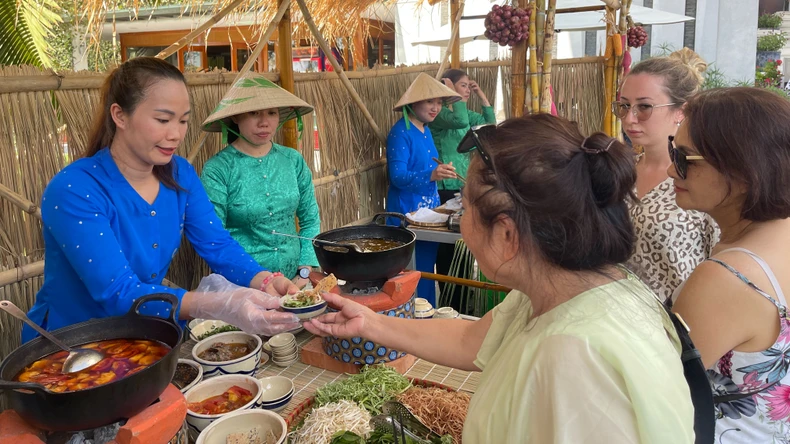 Du khách nước ngoài hào hứng với món ăn thất truyền của Bình Thuận ảnh 3