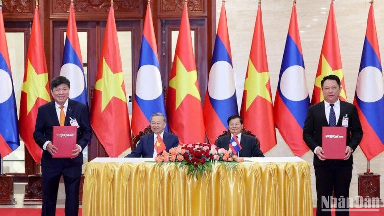 Vietjet trao thỏa thuận kết nối vận tải hàng không Việt Nam-Lào ảnh 2
