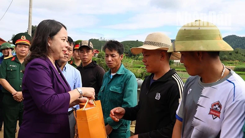 Phó Chủ tịch nước Võ Thị Ánh Xuân thăm, tặng quà người dân vùng lũ Sơn La ảnh 1