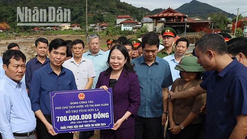 Phó Chủ tịch nước Võ Thị Ánh Xuân thăm, tặng quà người dân vùng lũ Sơn La ảnh 6