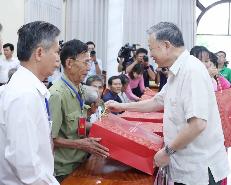 Tổng Bí thư Tô Lâm gặp mặt, tặng quà người có công tiêu biểu tỉnh Đồng Tháp, thăm Trường THPT Tràm Chim và khảo sát công trình thi công dự án cao tốc Cao Lãnh-An Hữu ảnh 2