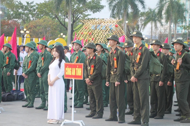 Hàng nghìn thanh niên Quảng Nam hăng hái lên đường bảo vệ Tổ quốc ảnh 2