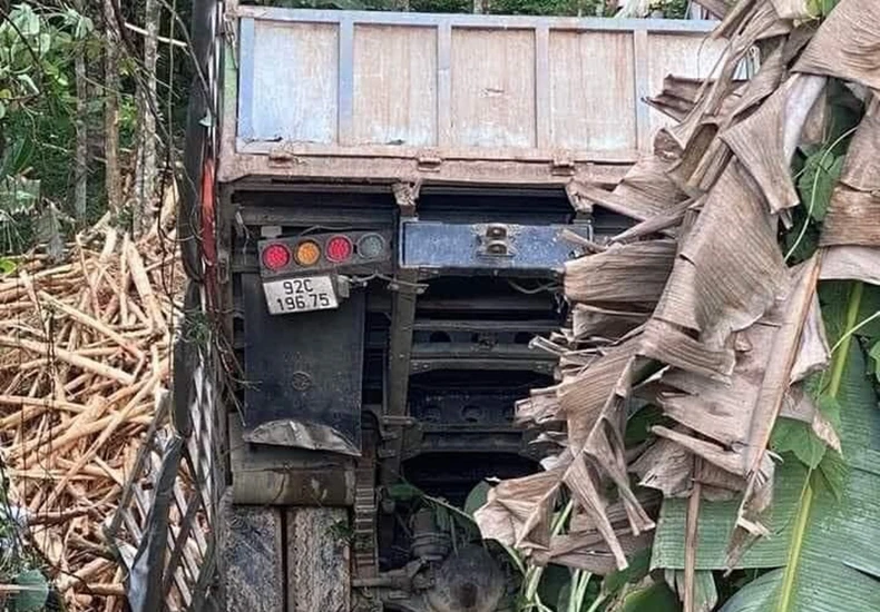 Quảng Nam: Xe tải chở gỗ keo lao xuống đèo Liêu, 2 người tử vong ảnh 1