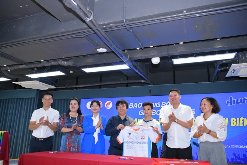 Lần đầu tổ chức Giải bóng đá U15 các dân tộc thiểu số tỉnh Điện Biên - Cúp HIUP 2024 ảnh 1