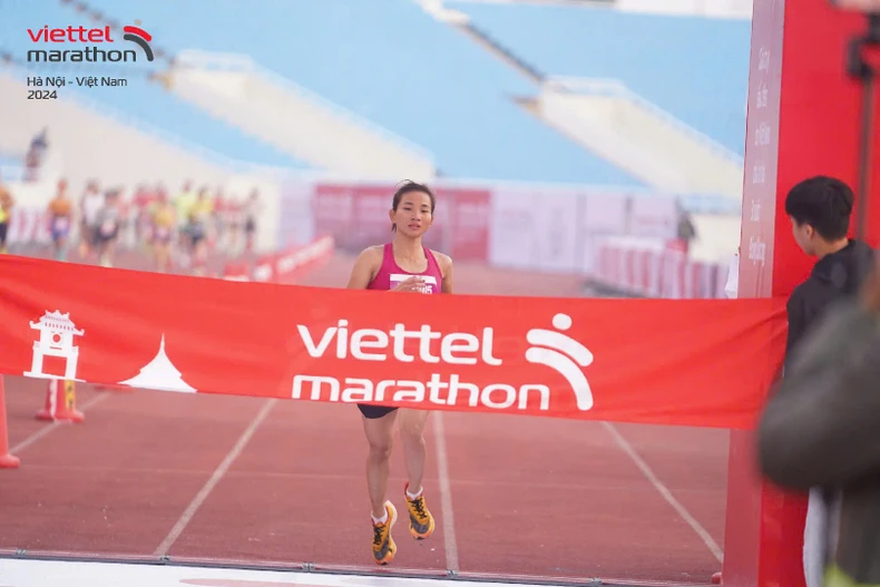 Nguyễn Thị Oanh phá sâu kỷ lục quốc gia tại Viettel Marathon Hà Nội ảnh 1