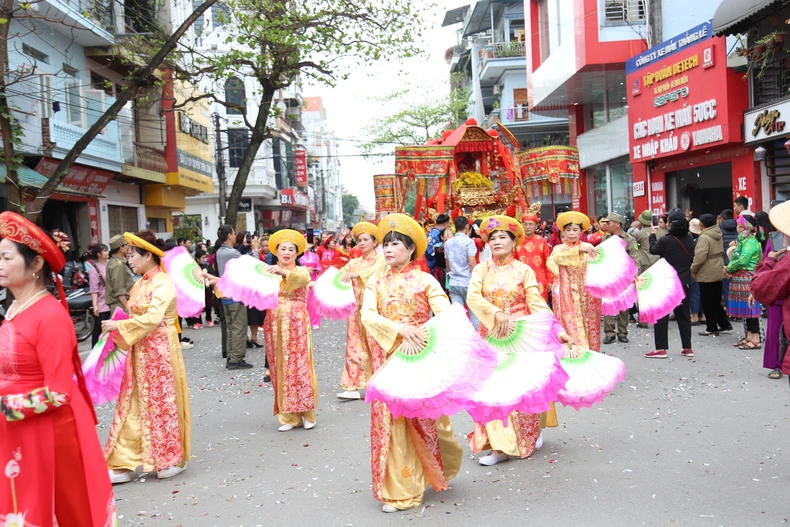 Lễ hội đền Hạ, đền Thượng, đền Ỷ La thu hút du khách tham dự ảnh 1