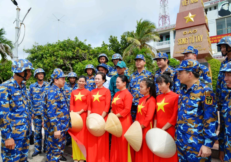 Quyết tâm bảo vệ vững chắc chủ quyền biển đảo thiêng liêng của Tổ quốc ảnh 1