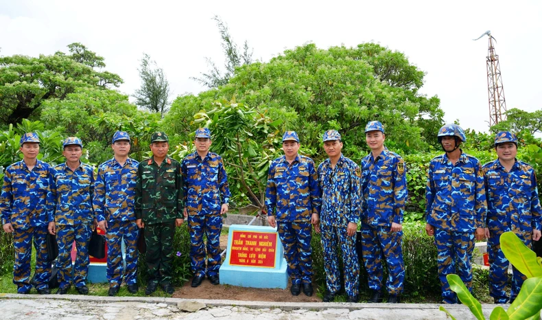 Quyết tâm bảo vệ vững chắc chủ quyền biển đảo thiêng liêng của Tổ quốc ảnh 2