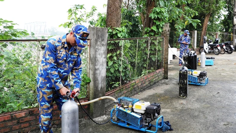 Lữ đoàn Đặc công Hải quân 126 tham gia tìm kiếm nạn nhân mất tích tại cầu Phong Châu ảnh 1