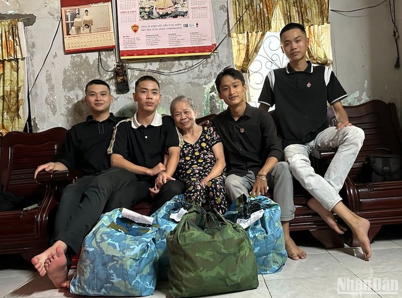 3 anh em ruột ở Đà Nẵng cùng lên đường nhập ngũ ảnh 3