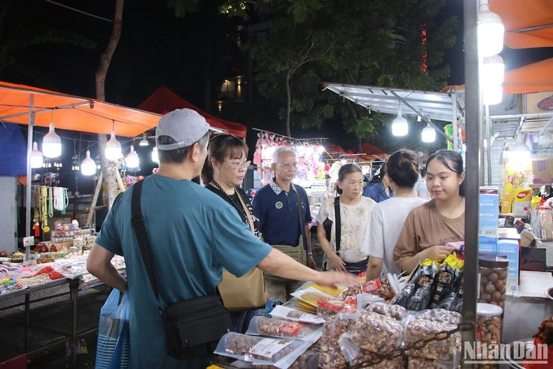 Chợ đêm Sơn Trà trước ngày đóng cửa ảnh 3