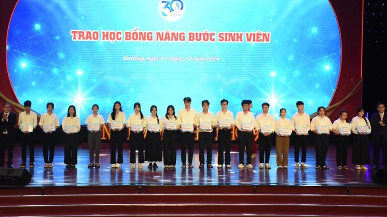 Trao tặng hơn 500 triệu đồng học bổng cho sinh viên Đà Nẵng ảnh 2