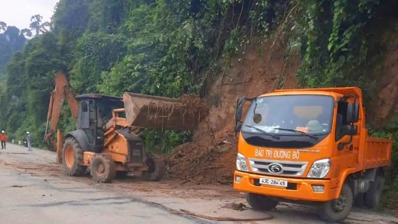 Khắc phục các điểm sạt lở trên đường Hồ Chí Minh đoạn La Sơn-Hòa Liên ảnh 2