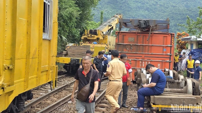 Tập trung khắc phục vụ lật toa tàu hàng ở đèo Hải Vân ảnh 3