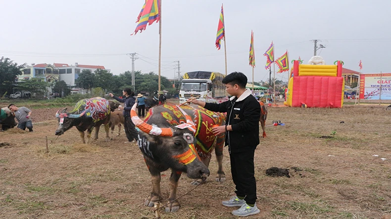 Độc đáo hội thi vẽ trang trí trâu Lễ hội Tịch điền Đọi Sơn ảnh 3