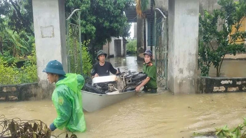 Hà Nam khẩn trương di dời hàng nghìn hộ dân bị ngập lụt đến nơi an toàn ảnh 6