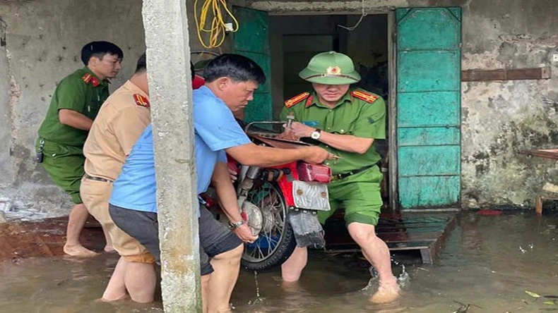 Hà Nam khẩn trương di dời hàng nghìn hộ dân bị ngập lụt đến nơi an toàn ảnh 2