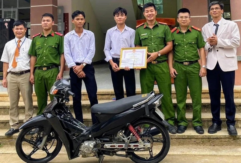 Khen thưởng học sinh dũng cảm truy bắt đối tượng trộm xe máy