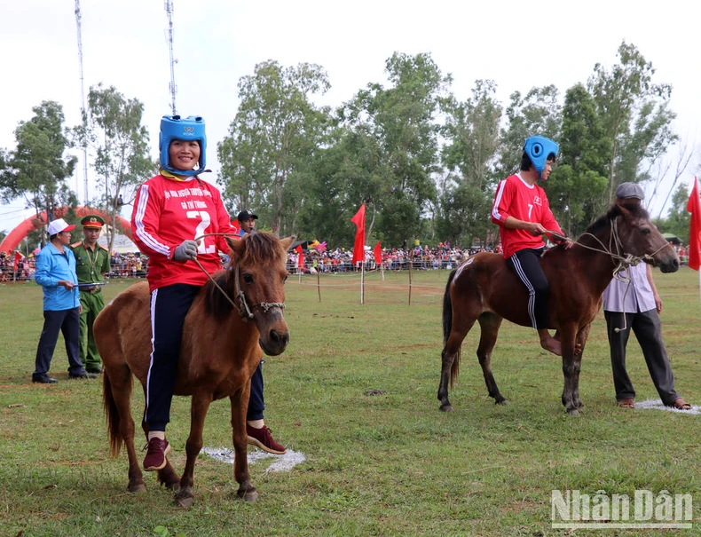 Hàng ngàn người tham gia hội đua ngựa truyền thống Gò Thì Thùng, Phú Yên ảnh 2